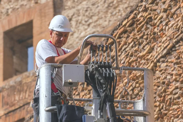Roma Itália Outubro 2017 Homem Capacete Elevador Perto Fachada Prédio — Fotografia de Stock