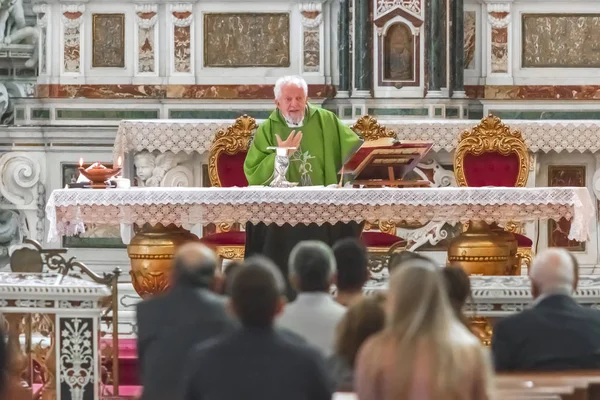 Roma Italia Octubre 2017 Personas Durante Sermón Una Iglesia Católica — Foto de Stock