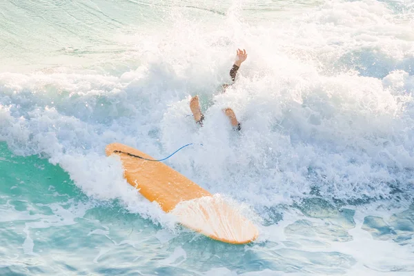 Surfista Coberto Por Uma Onda Oceano — Fotografia de Stock