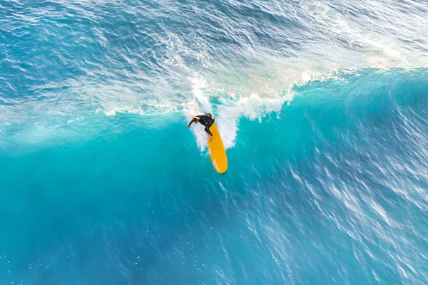 Szörfös Lovagolni Hullámok Óceán Felülnézet — Stock Fotó
