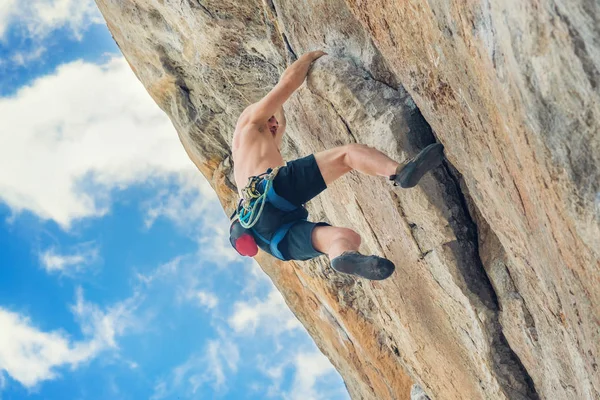 Νεαρός Αρσενικός Αναρριχητής Σκαρφαλώνει Βράχο Χωρίς Σχοινί Ασφαλείας — Φωτογραφία Αρχείου