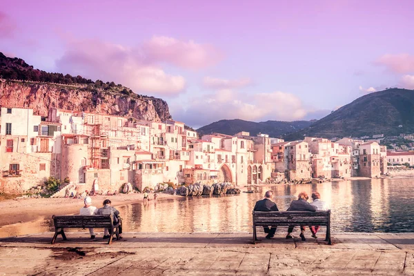 Люди Сидять Лавки Березі Моря Видом Cefalu Сицилія Італія — стокове фото