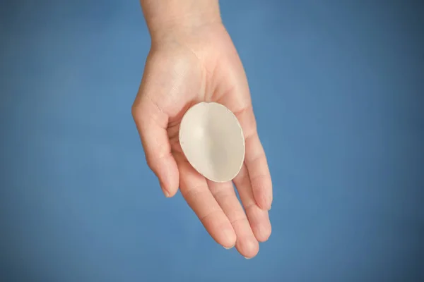 Helft Van Lege Witte Eggshell Hand Van Een Vrouw Een — Stockfoto