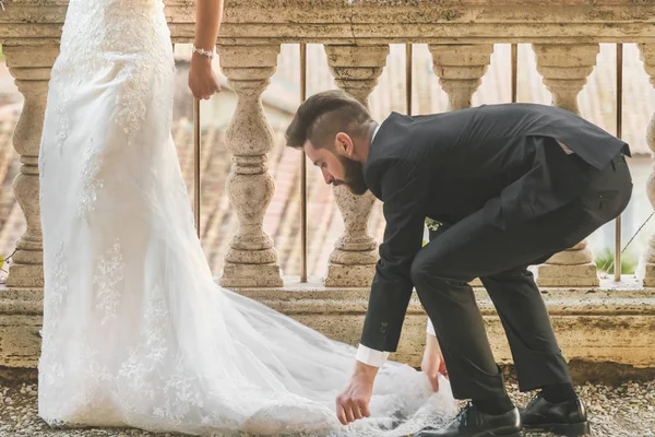 Roma Itália Outubro 2017 Noivo Terno Endireita Bainha Vestido Noiva — Fotografia de Stock