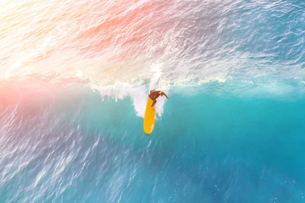 Surfista Una Tabla Surf Amarilla Océano Día Soleado — Foto de Stock