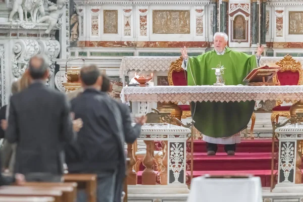 Roma Ottobre 2017 Persone Durante Sermone Una Chiesa Cattolica — Foto Stock