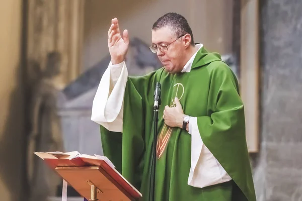 Roma Itália Outubro 2017 Sacerdote Durante Serviço Católico Templo — Fotografia de Stock