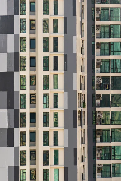 Fassade Eines Gebäudes Mit Fenstern — Stockfoto