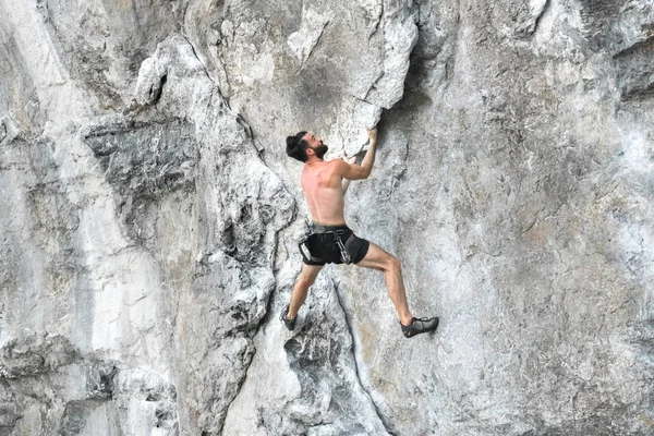 Młody Brodaty Mężczyzna Wspinający Się Ścianę Skalną Bez Liny Bezpieczeństwa — Zdjęcie stockowe