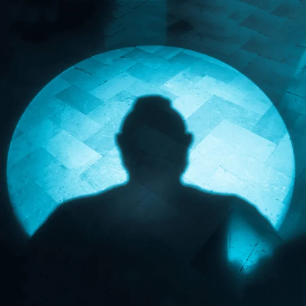 Bir Adam Bir Yuvarlak Işık Noktada Yerdeki Gölgesi — Stok fotoğraf