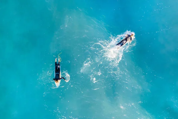 Két Szörfösök Nyugodt Óceán Felülnézet — Stock Fotó