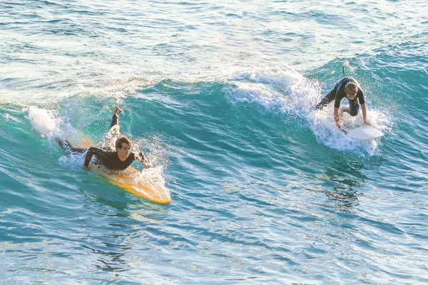 Bogliasco Itália Outubro 2017 Dois Surfistas Estão Uma Prancha Surf — Fotografia de Stock