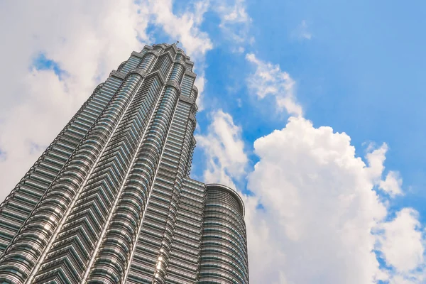 Ansicht Eines Modernen Wolkenkratzers Auf Einem Himmelshintergrund — Stockfoto