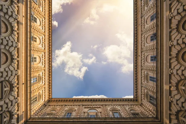 Jarda Bem Pedaço Céu Com Sol Vista Baixo Para Cima — Fotografia de Stock