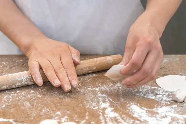 Cozinheiro Rola Pedaço Massa Com Rolo — Fotografia de Stock