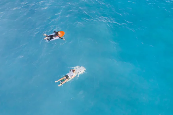 冲浪者在平静的海洋 顶视图的冲浪板上游泳 — 图库照片