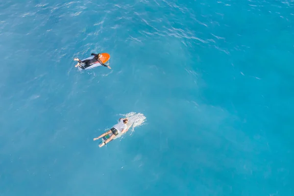 Surfaři Plavou Prkně Klidném Oceánu Vrcholného Pohledu — Stock fotografie