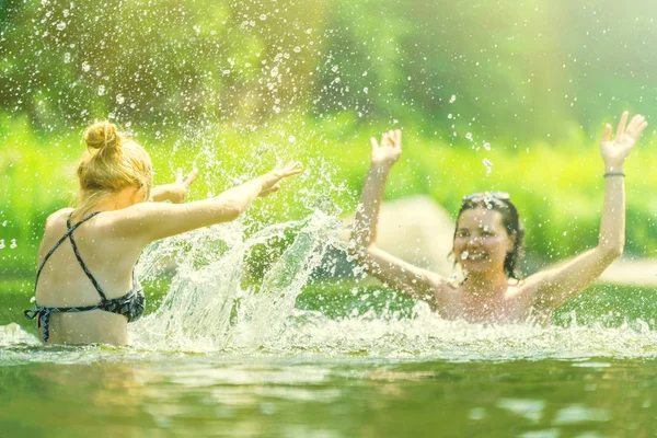 Kadınlar Suda Yüzüyor Sıçrıyor — Stok fotoğraf