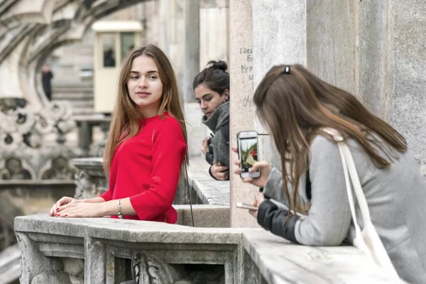 Milan Talya Kasım 2017 Bir Kız Telefona Bir Taş Balkonda — Stok fotoğraf