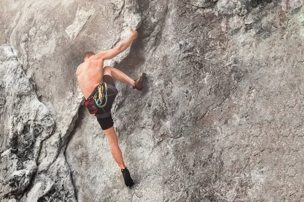 Man Safety Equipment Climbs Rock — Stock Photo, Image