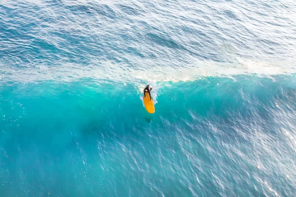 Dalganın Zirvesinde Sarı Bir Sörf Tahtasıüzerinde Sörfçü Üst Görünümü — Stok fotoğraf