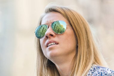 Cenova, İtalya, 6 Ekim 2017: Şehrin yansıtan güneş gözlüklü genç bir kadın portresi