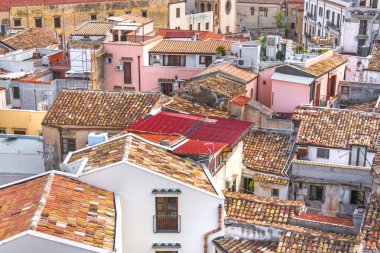 Kiremitli çatıları, üstten görünüm açık olan