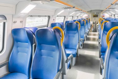 İç hız banliyö tren ile boş mavi koltuk