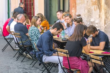 Firenze, İtalya, 12 Ekim 2017: sokakta masalarda yemek insanlar