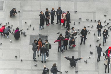 Milan, İtalya, 10 Kasım 2017: Kalabalığın kare, en iyi görünümü