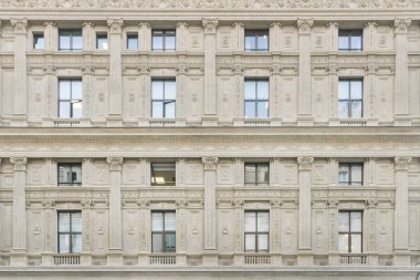 Sütun ve bas-reliefs eski bir binanın dış cephe