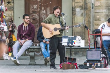 Roma, İtalya, 21 Ekim 2017: Sokak müzisyenleri sokaklarda gerçekleştirmek