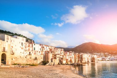 Cefalu, Sicilya, İtalya denizde küçük kasaba güzel görünümü