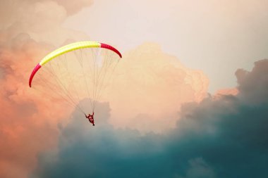 Gün batımı gökyüzünde yamaç paraşütü