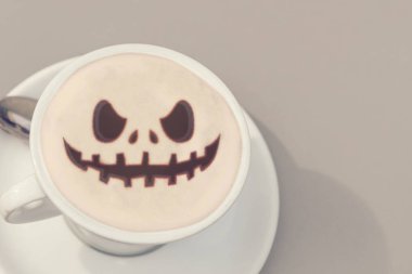 Bir fincan kahve ile bir Cadılar Bayramı yüz