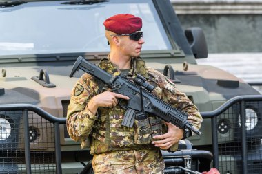 Roma, İtalya, 21 Ekim 2017: İtalyan askeri kamuflaj ve şehir sokak üzerinde silah ile