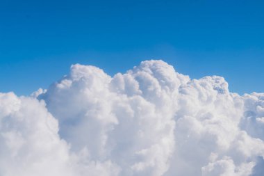 Mavi gökyüzü, arka plan karşı beyaz kabarık bulutlar