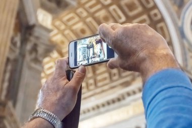 Roma, İtalya, 21 Ekim 2017: Adam kilisenin içinde güzel bir iç mekan Fotoğraf Arşivi