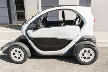 Şehirde küçük siyah beyaz tek araba park