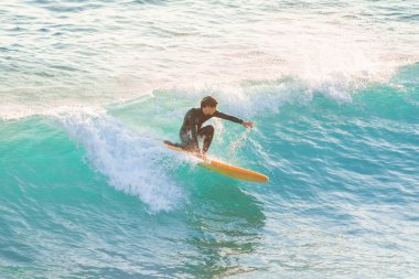 Bogliasco, İtalya, 6 Ekim 2017: Sörfçü bir dalga sürme sarı sörf tahtası üzerinde