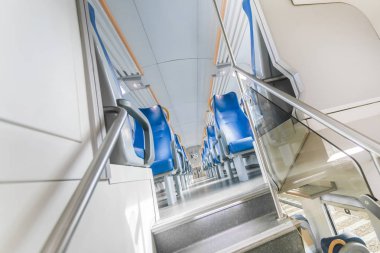 Metal adımda hızlı banliyö tren