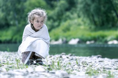 Sahilde bir havlu, dondurulmuş küçük kız