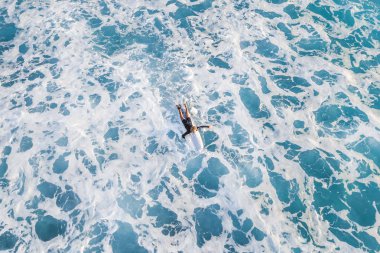 Sörf tahtasında sörfçü, üst görünümü