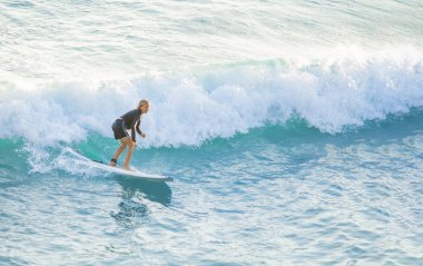 Bogliasco, İtalya, 6 Ekim 2017: Kız sörfçü bir dalga okyanusun üst