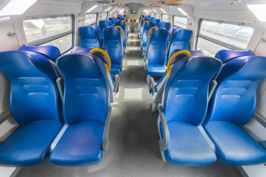 İç hız banliyö tren ile boş mavi koltuk