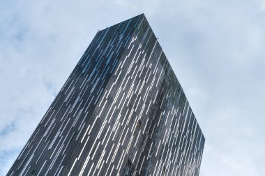 cam cephe ile modern gökdelen