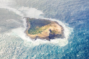 Denizde küçük bir adada bina terk edilmiş bir tek üstten görünüm