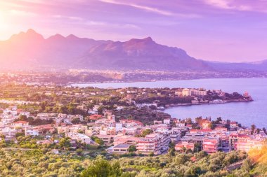 Doğal görünümünü küçük şehir Porticello günbatımı, Sicilya, İtalya
