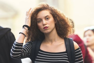 Cenova, İtalya, 6 Ekim 2017: Kıvırcık saçlı çekici bir kadın portresi