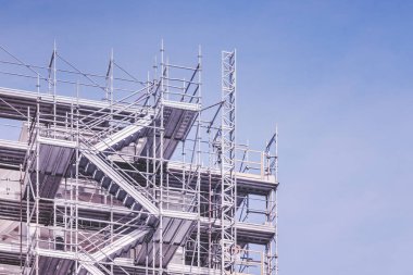 Mavi gökyüzüne karşı yapım aşamasında